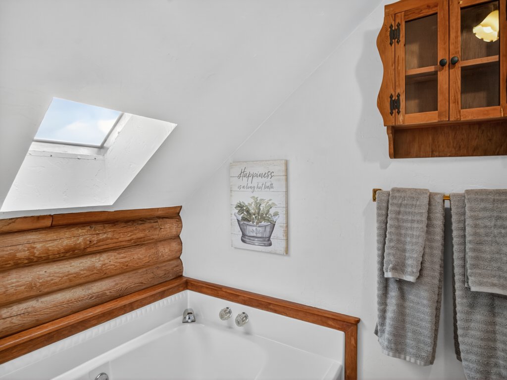 Minnie Mine Cabin Retreat Vacation Rental in Prescott - RedAwning