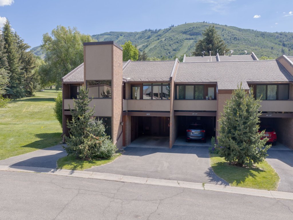 Ski Captain Molly Vacation Rental in Park City - RedAwning