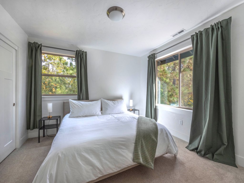 Evergreen Retreat AB 30 Night Minimum Vacation Rental in White Salmon - RedAwning