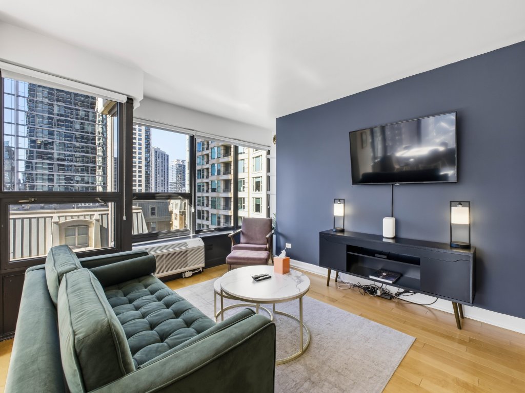 2bd River North Million Dollar Views! Parking Incl Vacation Rental in Chicago - RedAwning