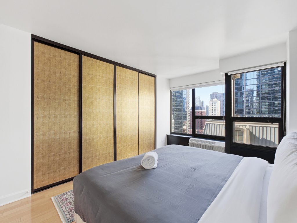 2bd River North Million Dollar Views! Parking Incl Vacation Rental in Chicago - RedAwning