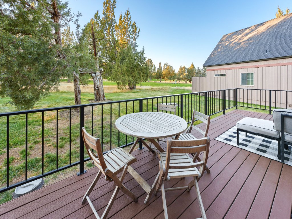Red Wing Nest Vacation Rental in Redmond - RedAwning
