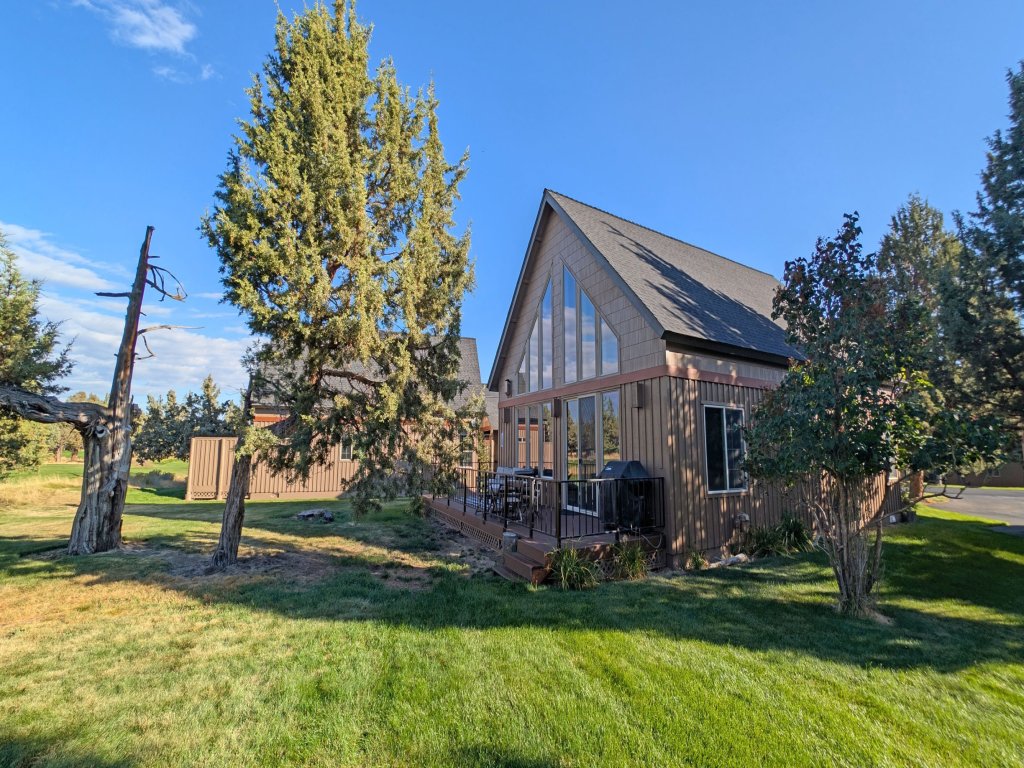 Red Wing Nest Vacation Rental in Redmond - RedAwning