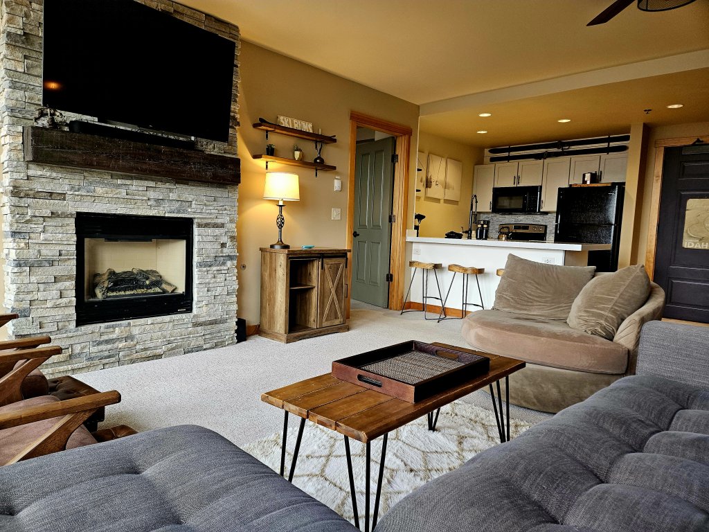 Schweitzer PM: White Pine 410 Luxury 2BD Vacation Rental in Idaho - RedAwning