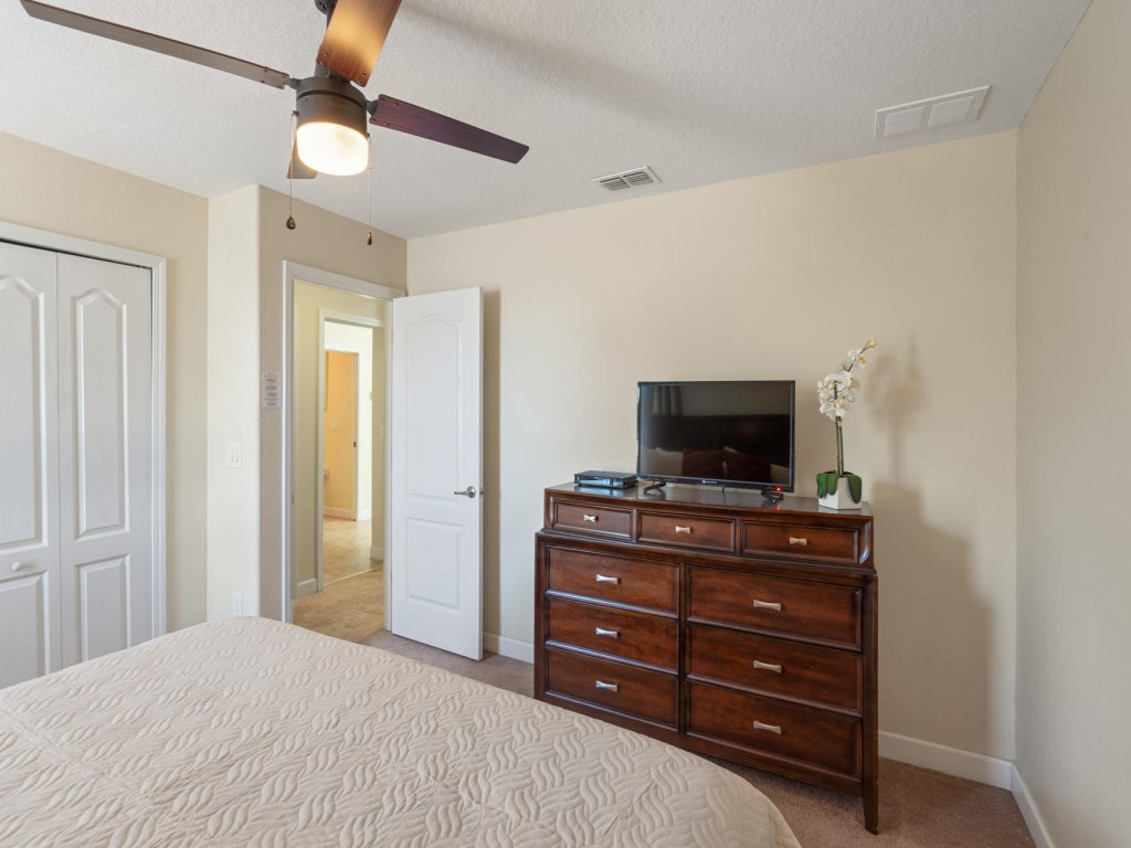 EC9111 Vacation Rental in Davenport - RedAwning