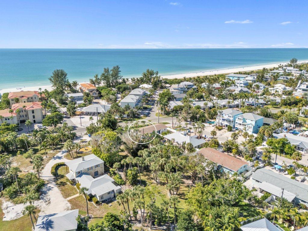 Barefoot Bungalow Vacation Rental in Holmes Beach - RedAwning