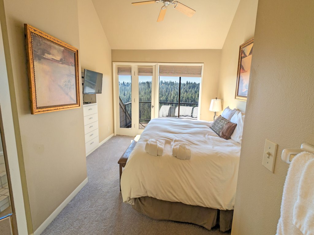 River Ridge 424AB Vacation Rental in Bend - RedAwning