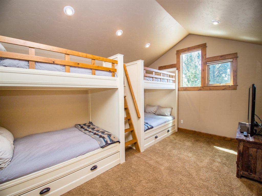 56540 Sunstone Loop Vacation Rental in Sunriver - RedAwning