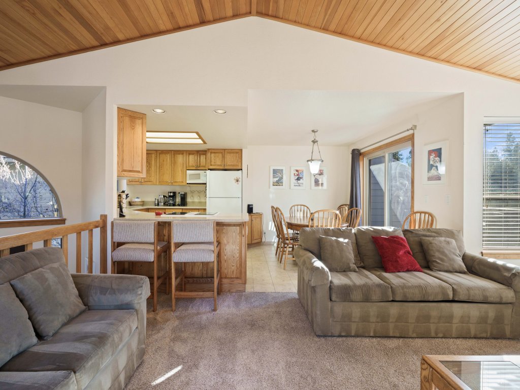 Fairway Village 8 Vacation Rental in Sunriver - RedAwning