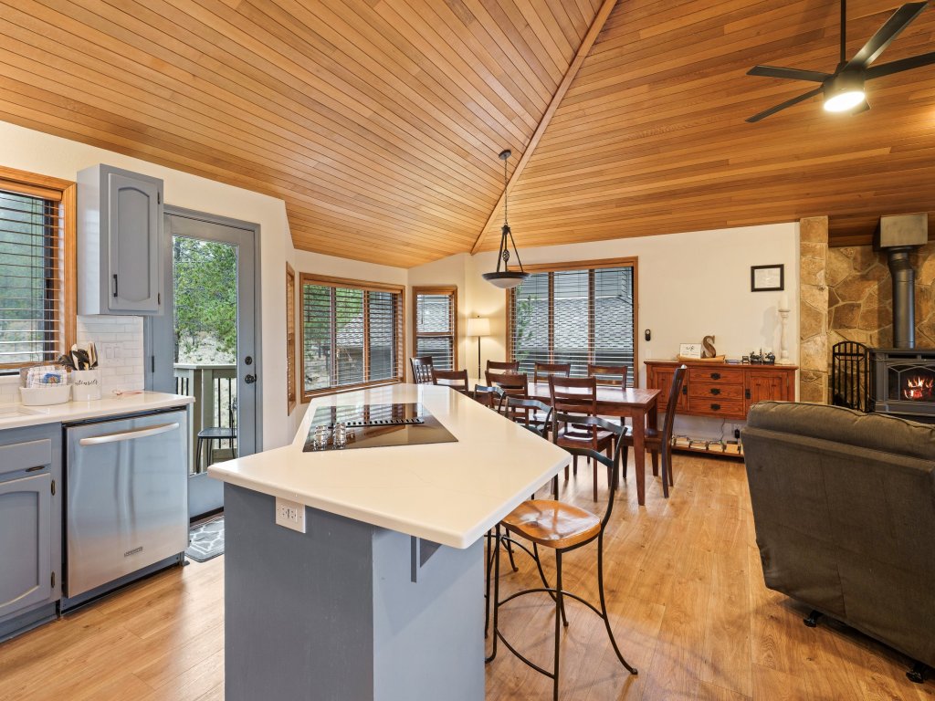 Tan Oak 2 Vacation Rental in Sunriver - RedAwning