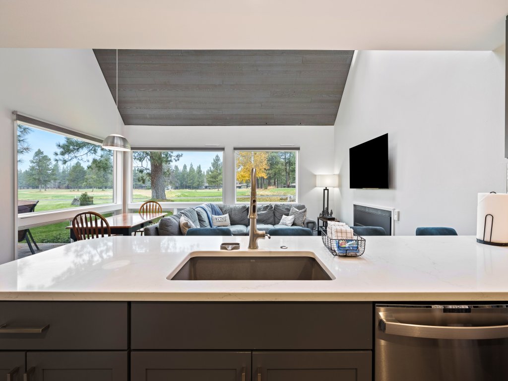 Mt View Lodge 35 Vacation Rental in Sunriver - RedAwning