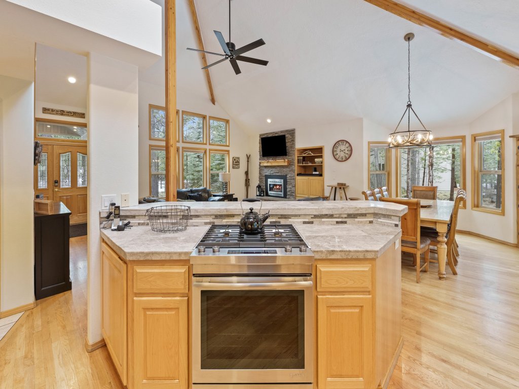 Cultus 15 Vacation Rental in Sunriver - RedAwning