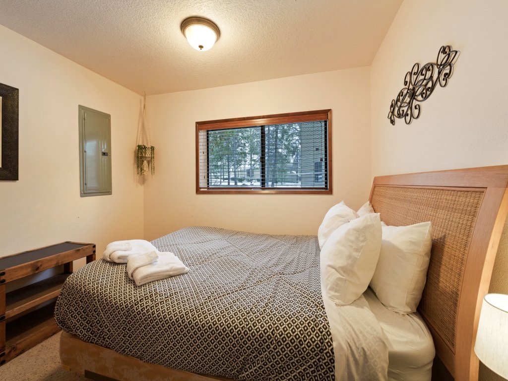Yellow Pine 10 Vacation Rental in Sunriver - RedAwning