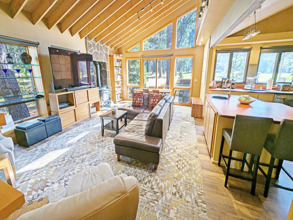 Salishan 5 Vacation Rental in Sunriver - RedAwning