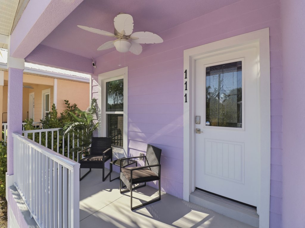 Charming Lilac Cottage 111 Vacation Rental in Florida - RedAwning