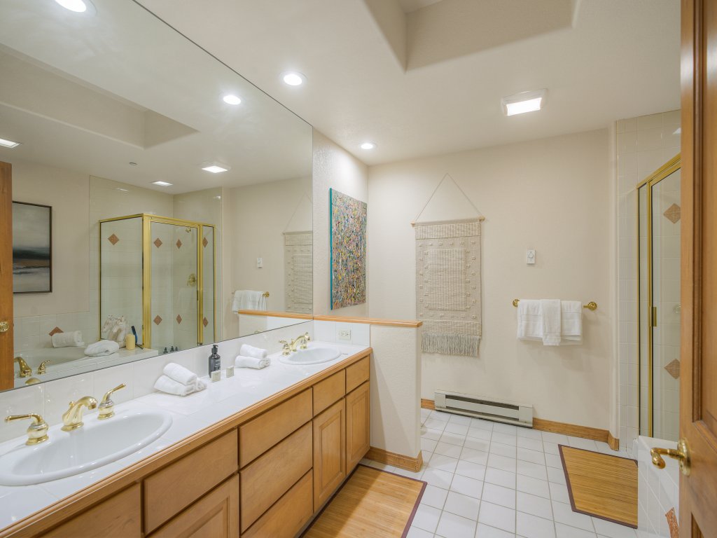 Arrowhead Village 2BR Condo Near Ski Lift Vacation Rental in Edwards - RedAwning