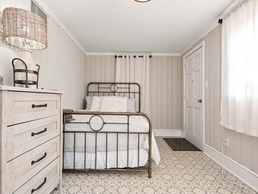 The Bulldog Farmhouse - 100+ year old home Vacation Rental in Georgia - RedAwning