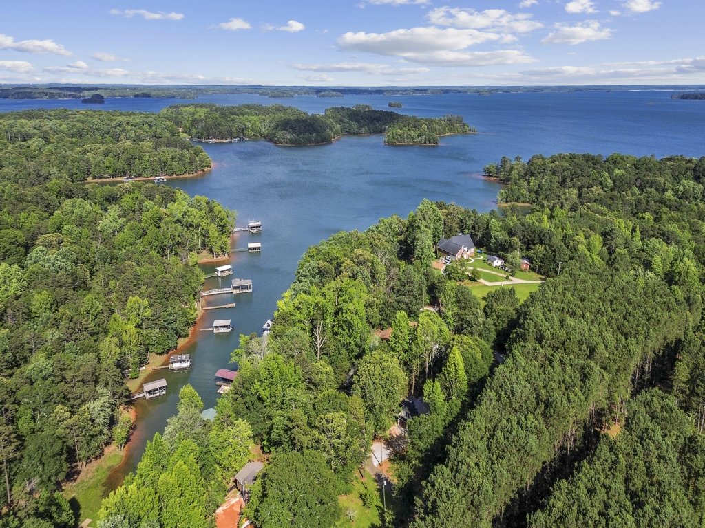 Milltown Cove Escape on Lake Hartwell Vacation Rental in Georgia - RedAwning