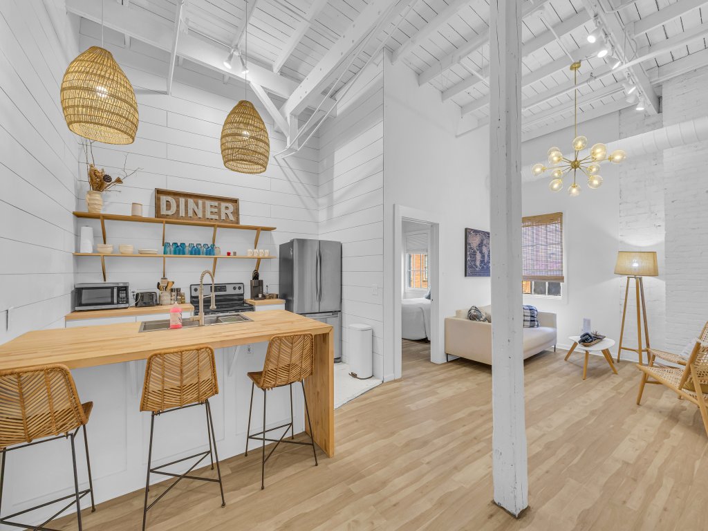 The Dawg Walk Downtown Vacation Rental in Georgia - RedAwning