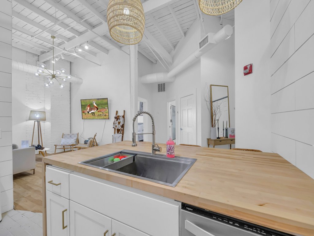 The Dawg Walk Downtown Vacation Rental in Georgia - RedAwning