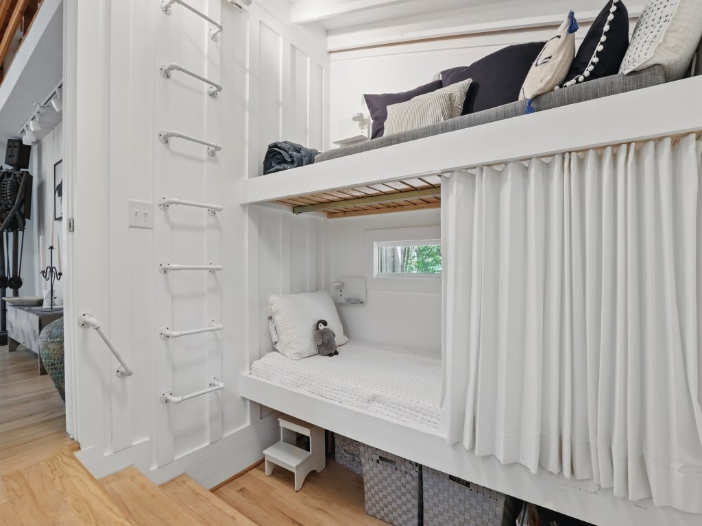 The Artful Bungalow Vacation Rental in Georgia - RedAwning
