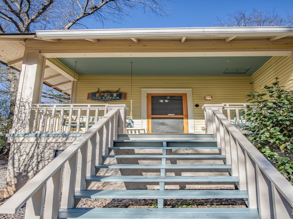 Lenoir Cottage Vacation Rental in Georgia - RedAwning