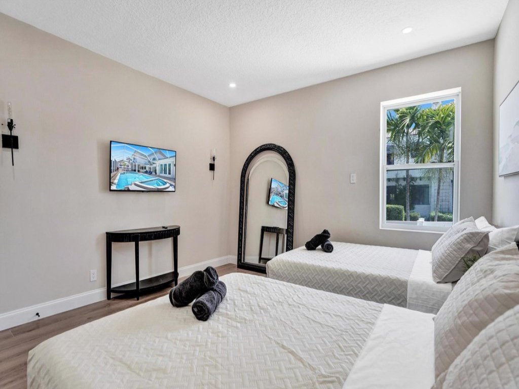 6BR Elegant Hollywood Lakes Mansion w/ Pool & Spa Vacation Rental in Hollywood - RedAwning
