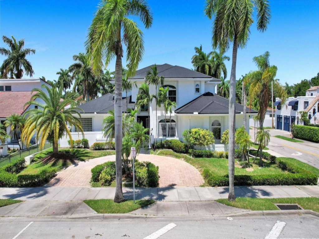 6BR Elegant Hollywood Lakes Mansion w/ Pool & Spa Vacation Rental in Hollywood - RedAwning
