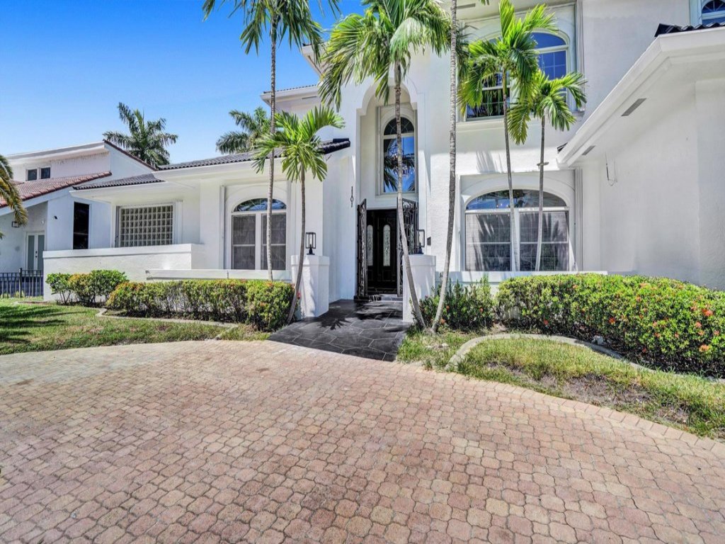 6BR Elegant Hollywood Lakes Mansion w/ Pool & Spa Vacation Rental in Hollywood - RedAwning