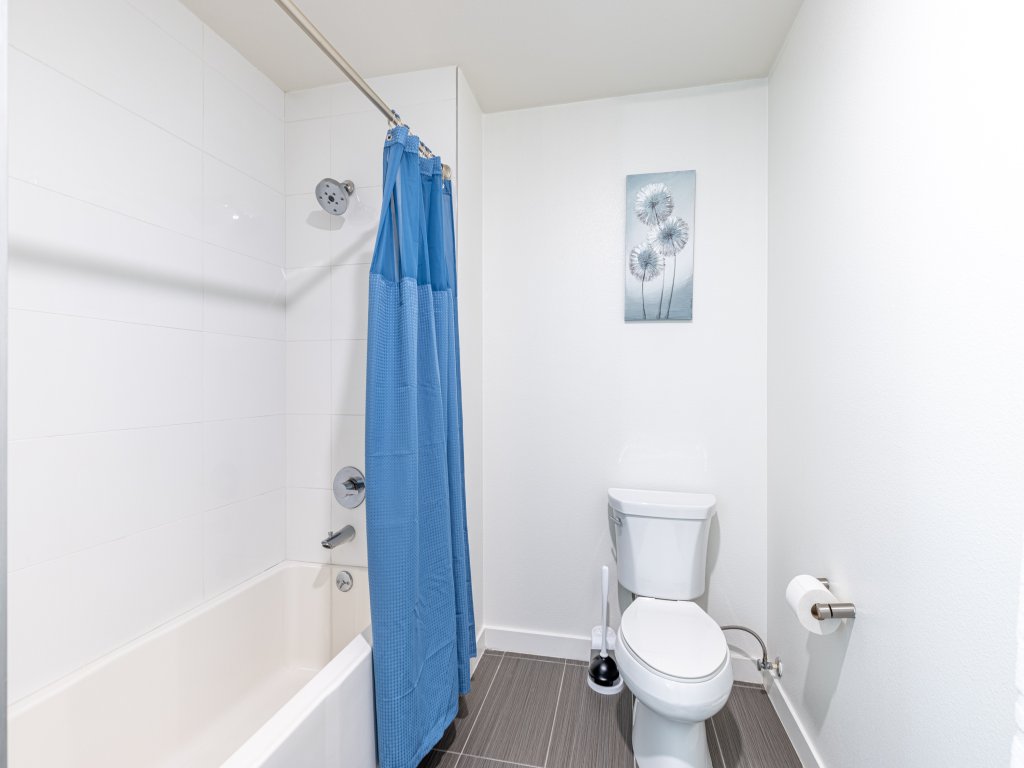 Midtown 2BR Fully Furnished Apartment near Emory Vacation Rental in Atlanta - RedAwning