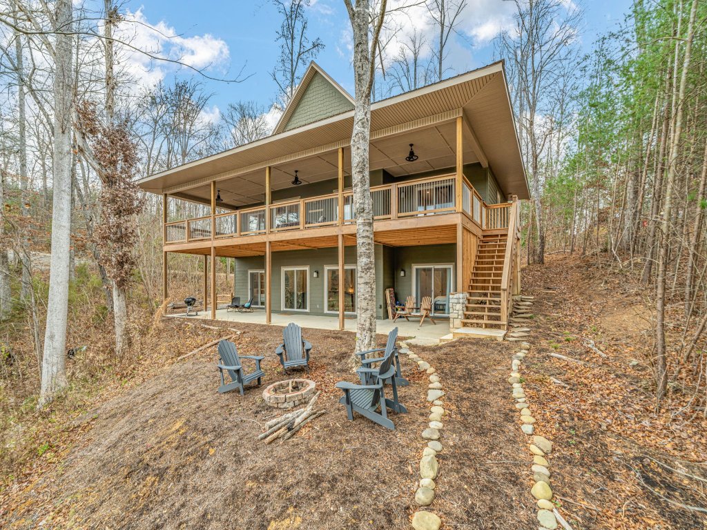 McDonald Lakeside Cottage Vacation Rental in Sevierville - RedAwning