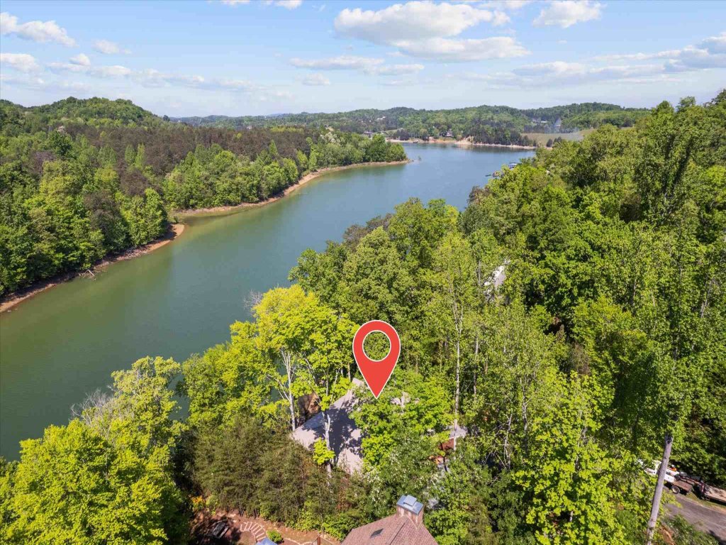 McDonald Lakeside Cottage Vacation Rental in Sevierville - RedAwning