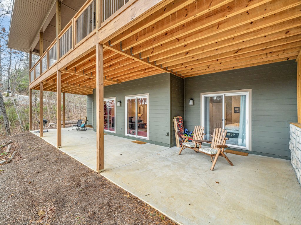 McDonald Lakeside Cottage Vacation Rental in Sevierville - RedAwning