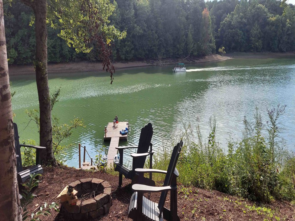 McDonald Lakeside Cottage Vacation Rental in Sevierville - RedAwning