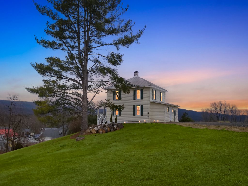 Heishman Historic Hillside Home Vacation Rental in West Virginia - RedAwning