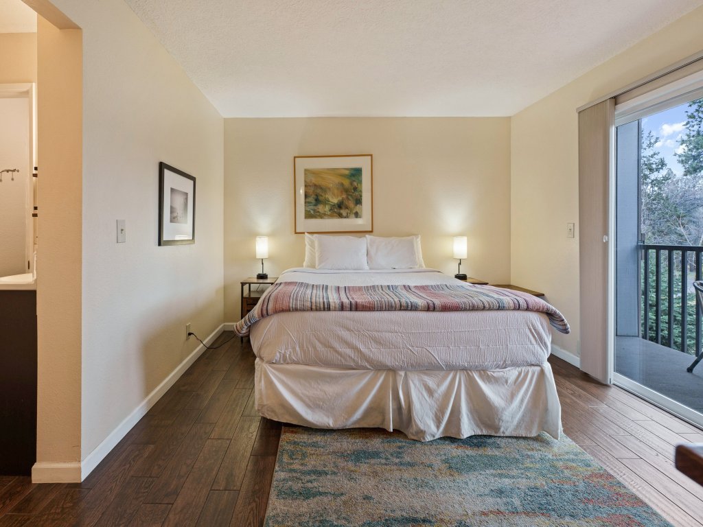 Life on the Wall Vacation Rental in Bend - RedAwning