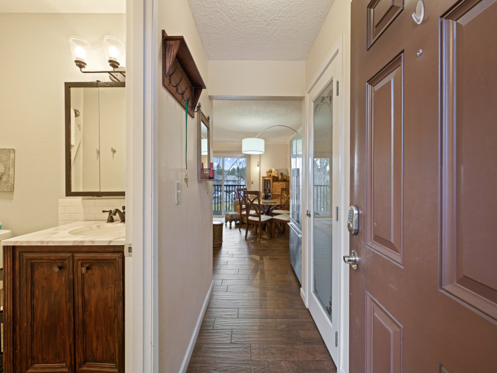 Life on the Wall Vacation Rental in Bend - RedAwning