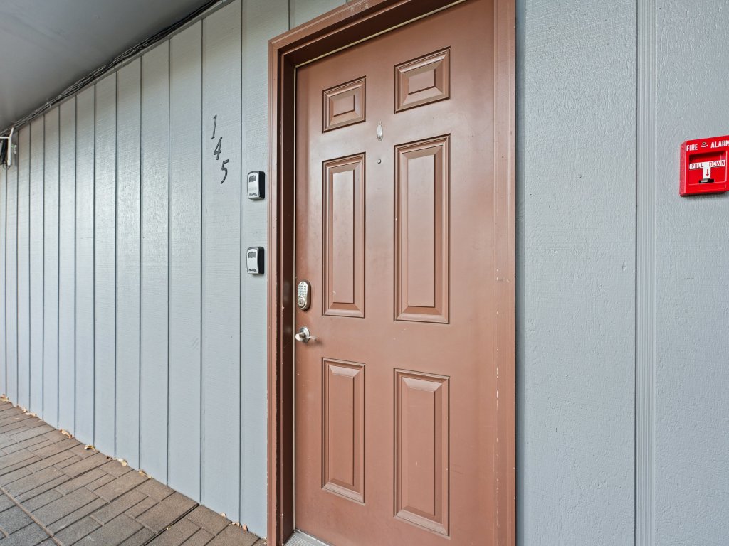 Life on the Wall Vacation Rental in Bend - RedAwning