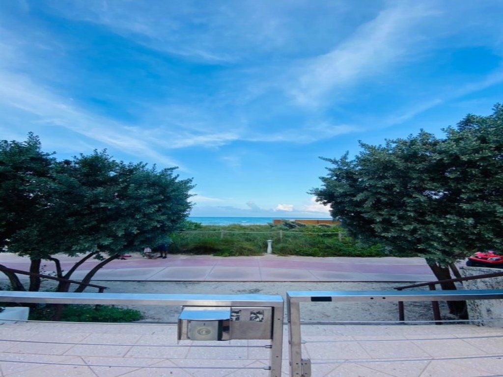 2/2 Private Luxury Suite at Carillon Miami Beach Vacation Rental in Miami Beach - RedAwning