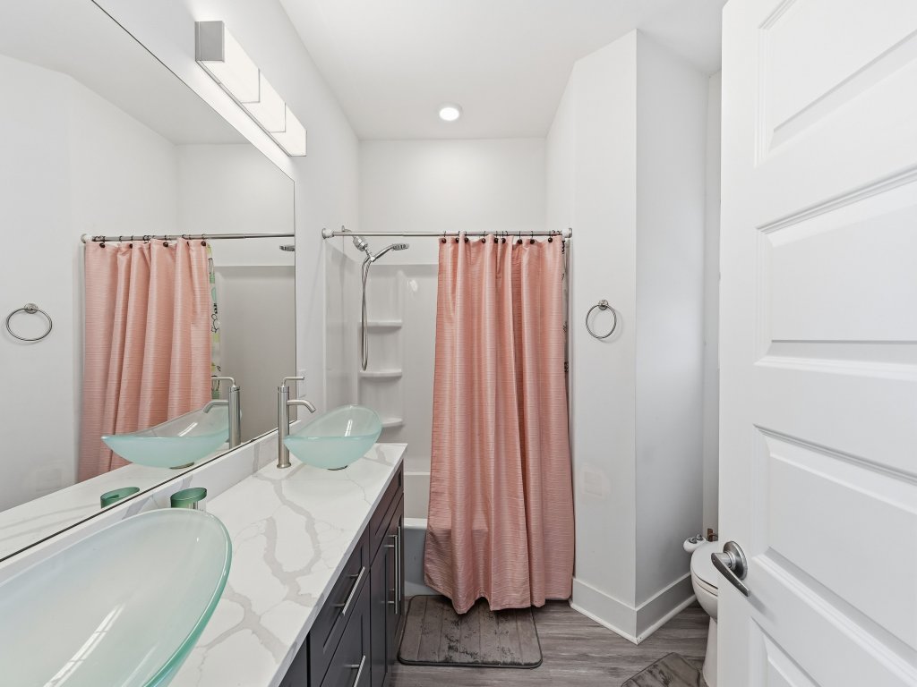 Modern Pine-Scented Retreat – 30 Mins to Beach Vacation Rental in Florida - RedAwning
