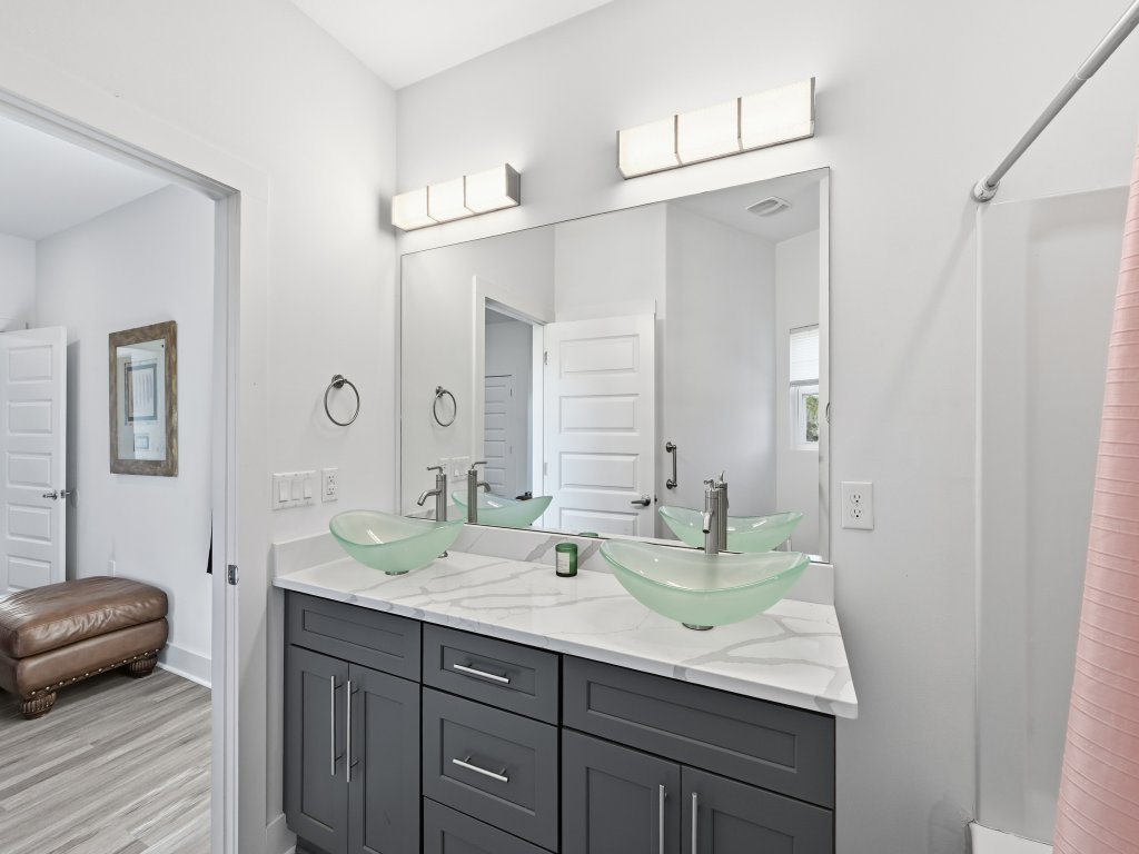 Modern Pine-Scented Retreat – 30 Mins to Beach Vacation Rental in Florida - RedAwning