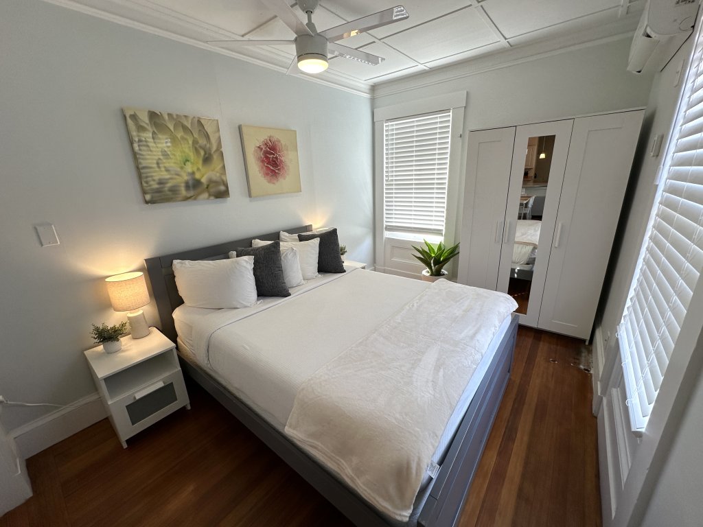 Very Cool 2 bed/ 1 bath Apartment Downtown Npt. - Unit 4 Vacation Rental in Rhode Island - RedAwning