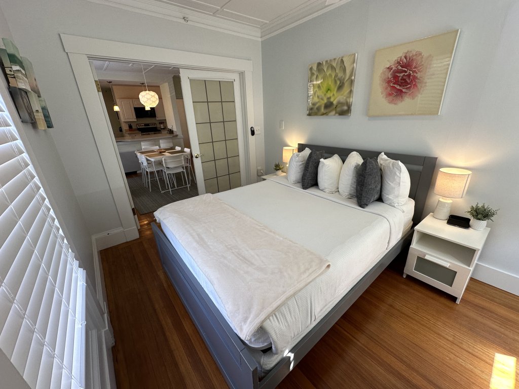 Very Cool 2 bed/ 1 bath Apartment Downtown Npt. - Unit 4 Vacation Rental in Rhode Island - RedAwning