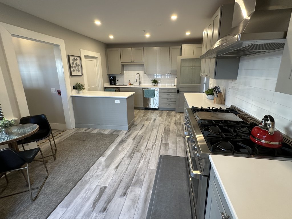 Cheerful 1 Bed/ 1 Bath on Historic Pelham St - Unit 3 Vacation Rental in Rhode Island - RedAwning
