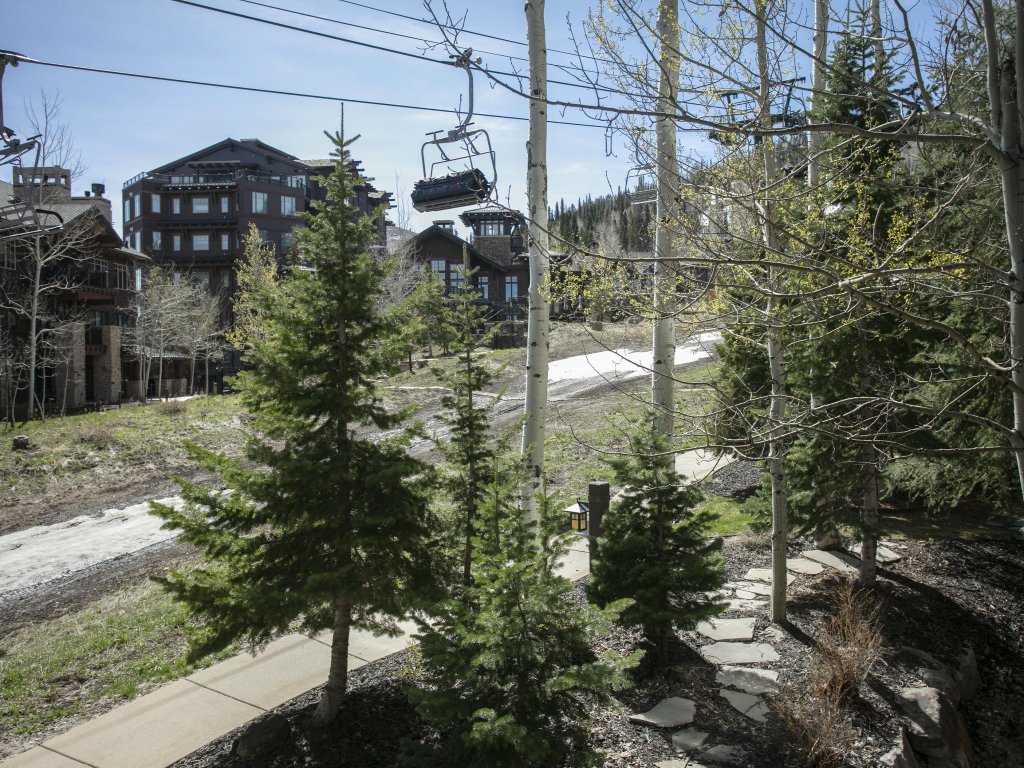 Flagstaff 204 - Ski-In/Ski-Out Mountain Retreat | 3BR Vacation Rental in Park City - RedAwning