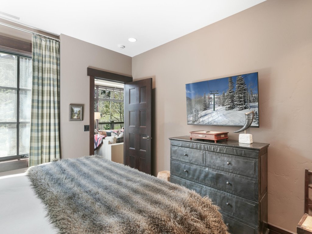 Flagstaff 204 - Ski-In/Ski-Out Mountain Retreat | 3BR Vacation Rental in Park City - RedAwning