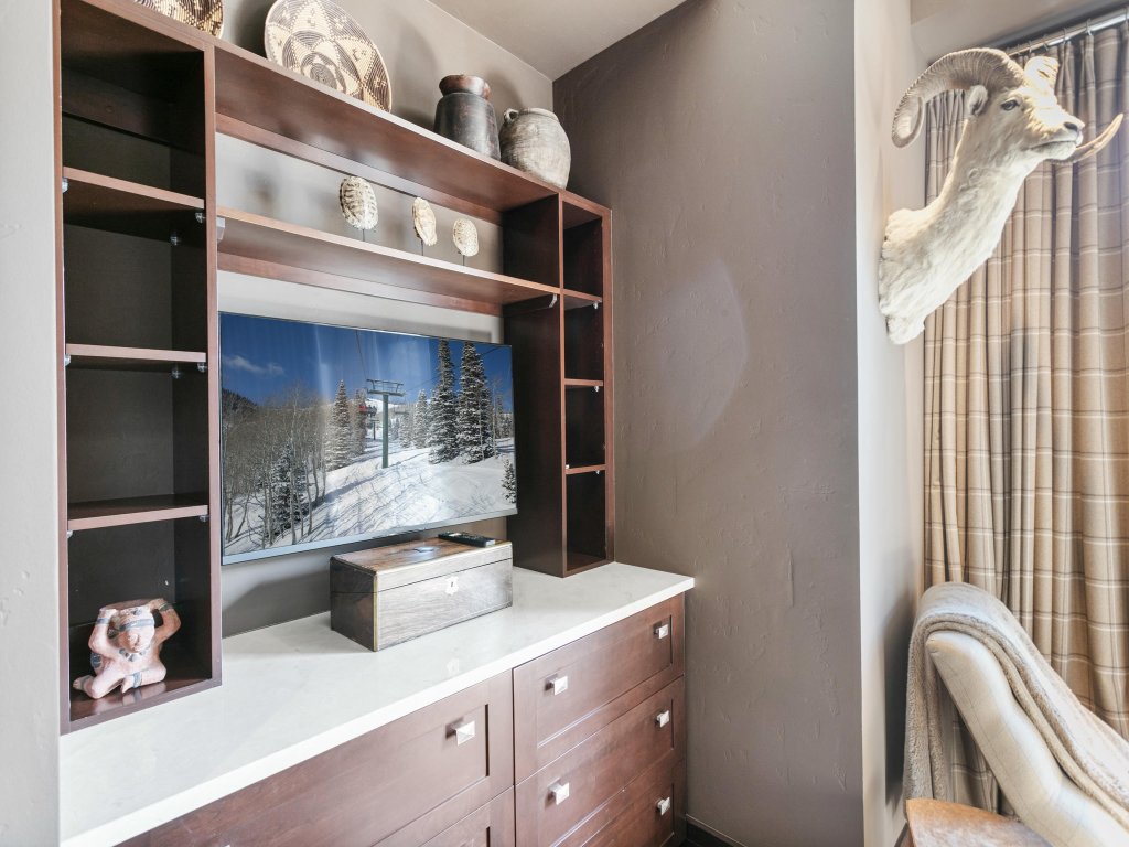 Flagstaff 204 - Ski-In/Ski-Out Mountain Retreat | 3BR Vacation Rental in Park City - RedAwning