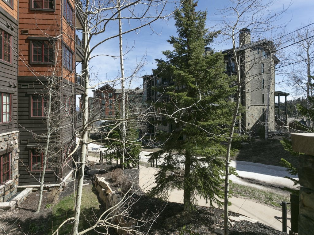Flagstaff 204 - Ski-In/Ski-Out Mountain Retreat | 3BR Vacation Rental in Park City - RedAwning