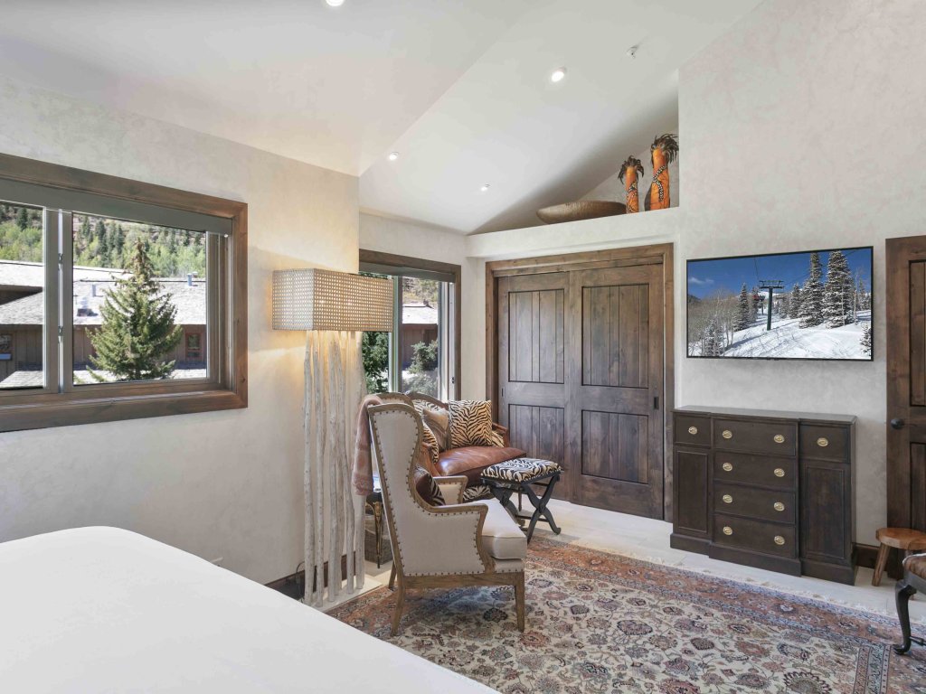 Cozy Ski Condo with Private Hot Tub Vacation Rental in Park City - RedAwning