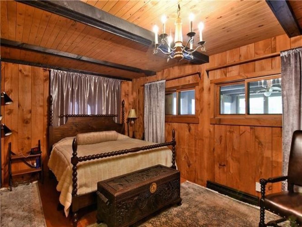 The Hidey-Ho Vacation Rental in Clam Lake - RedAwning